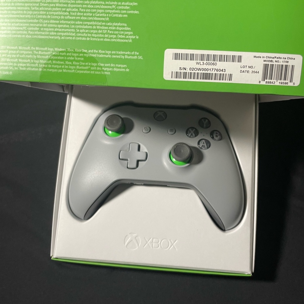 Special Edition Xbox Controller - Picture 3 of 8